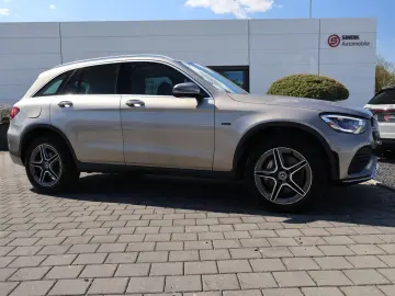 MERCEDES-BENZ GLC 300 de 4M AMG-KeylessGo-Distronic-Kamera