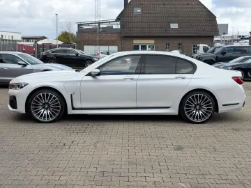 BMW 745e M Sport Laser HUD SoftClose Nappa Massage