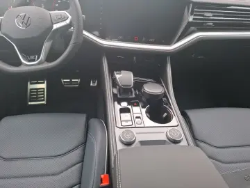 VW Touareg R-Line 3 0 l V6 286 PS   HUD   DYNAUDIO