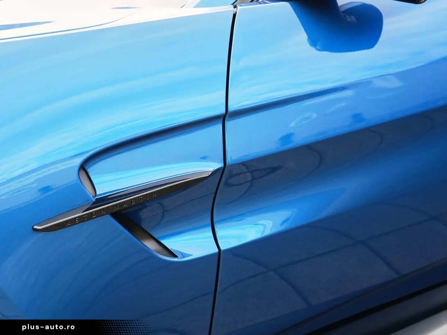 ASTON MARTIN Vantage Plasma Blue   Onyx Black