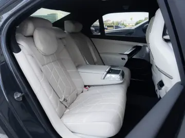 BMW 750e xDrive M Sport Pro INDIVIDUAL - LIVRARE IMEDIATA!