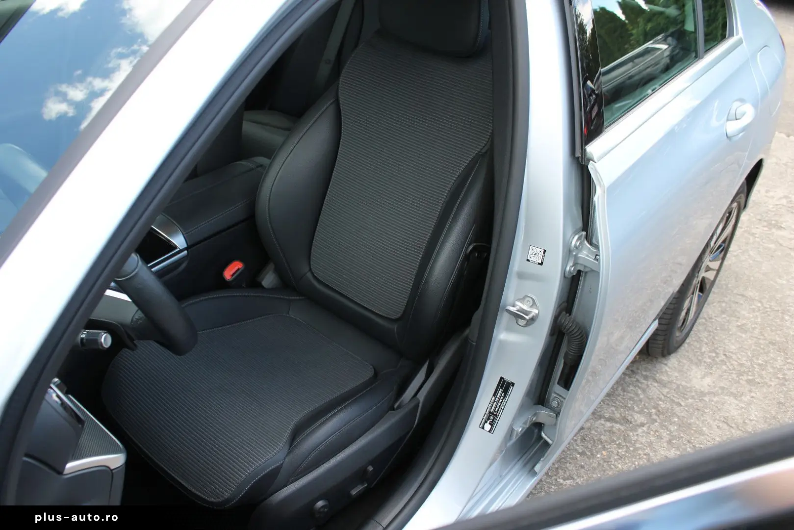 MERCEDES-BENZ C 300e Avantgarde LED AHK MBUX Kamera 8-fach
