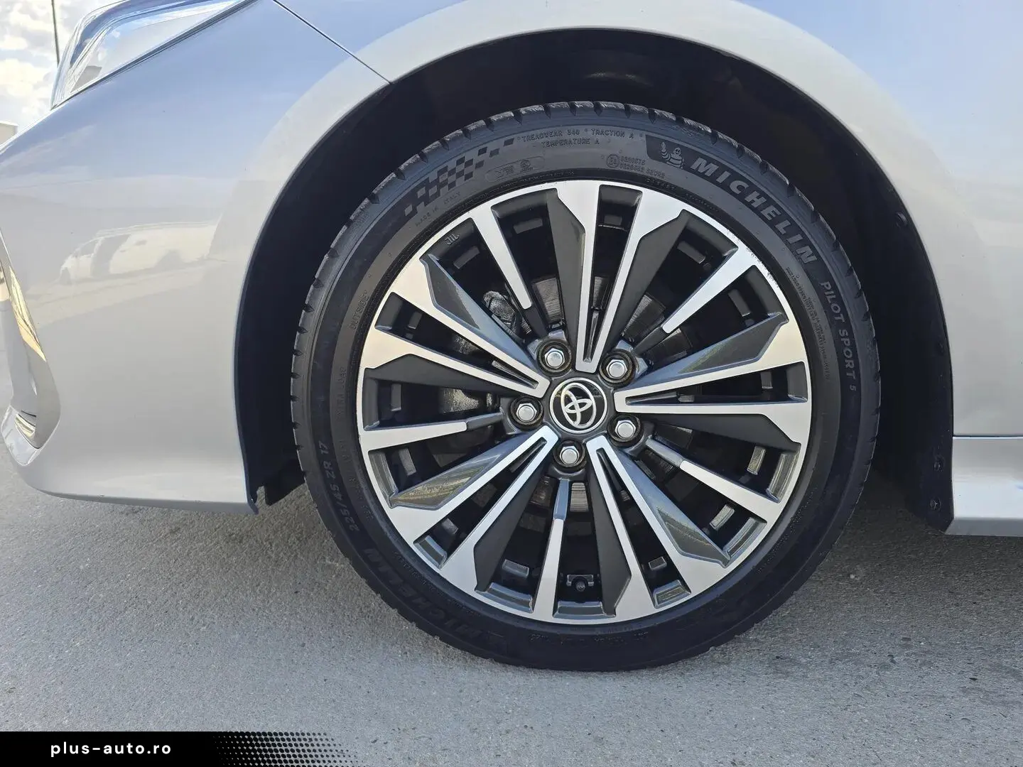 Toyota Corolla Sedan 1.8 Hybrid Dynamic