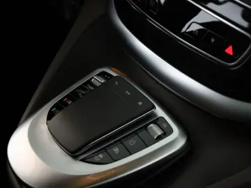 MERCEDES-BENZ V 300 d 4M lang Avantgarde AMG 8 Pan Nav ACC