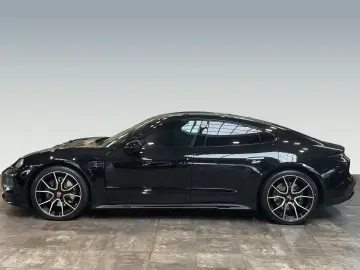Porsche Taycan 4 Black Edition Surround-View LED