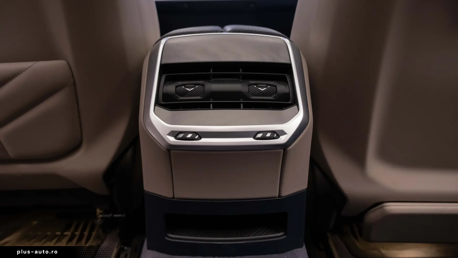 BMW M760e  HUD Pano Theatre  360 Stoc!!!