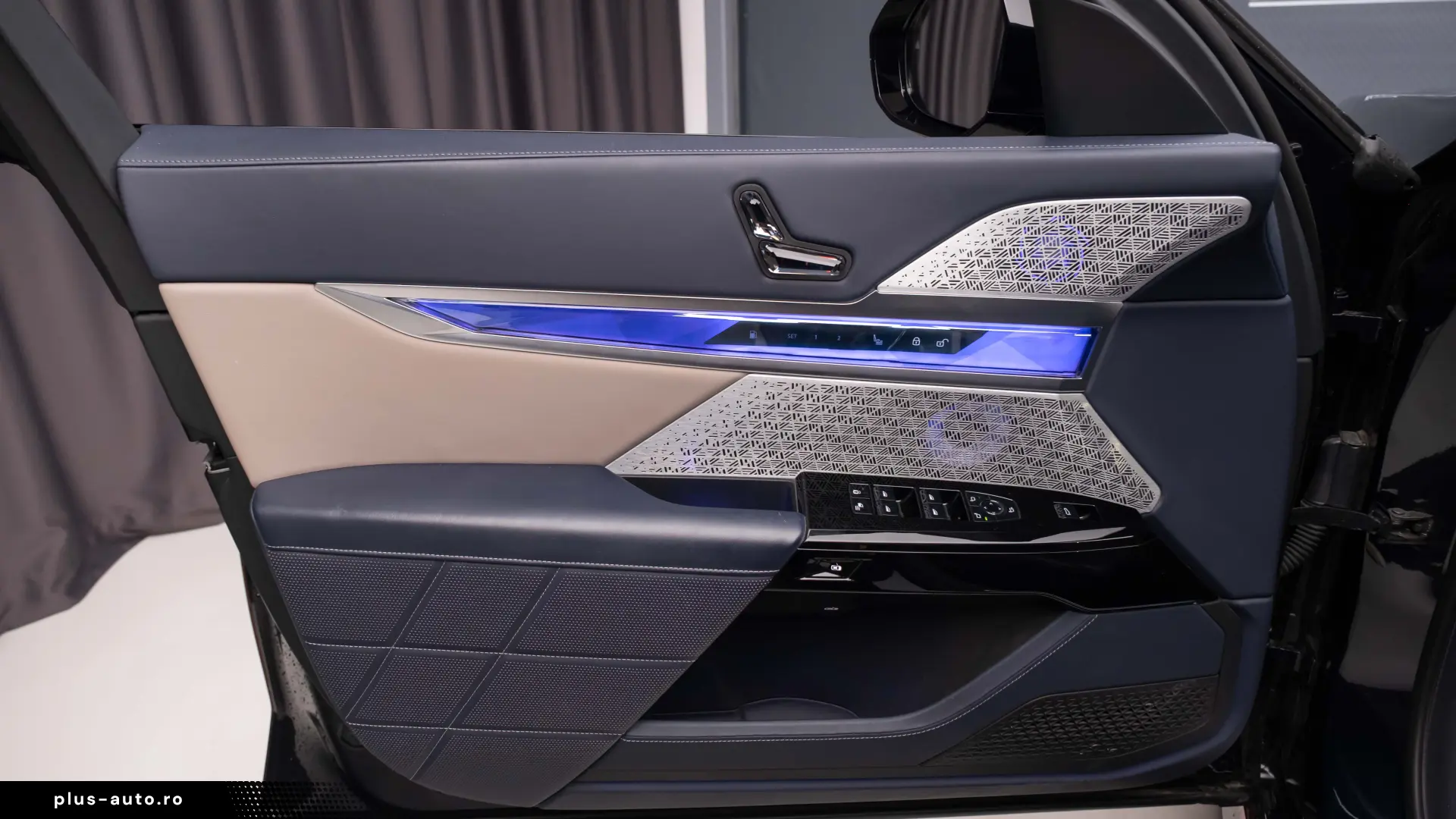BMW M760e  HUD Pano Theatre  360 Stoc!!!