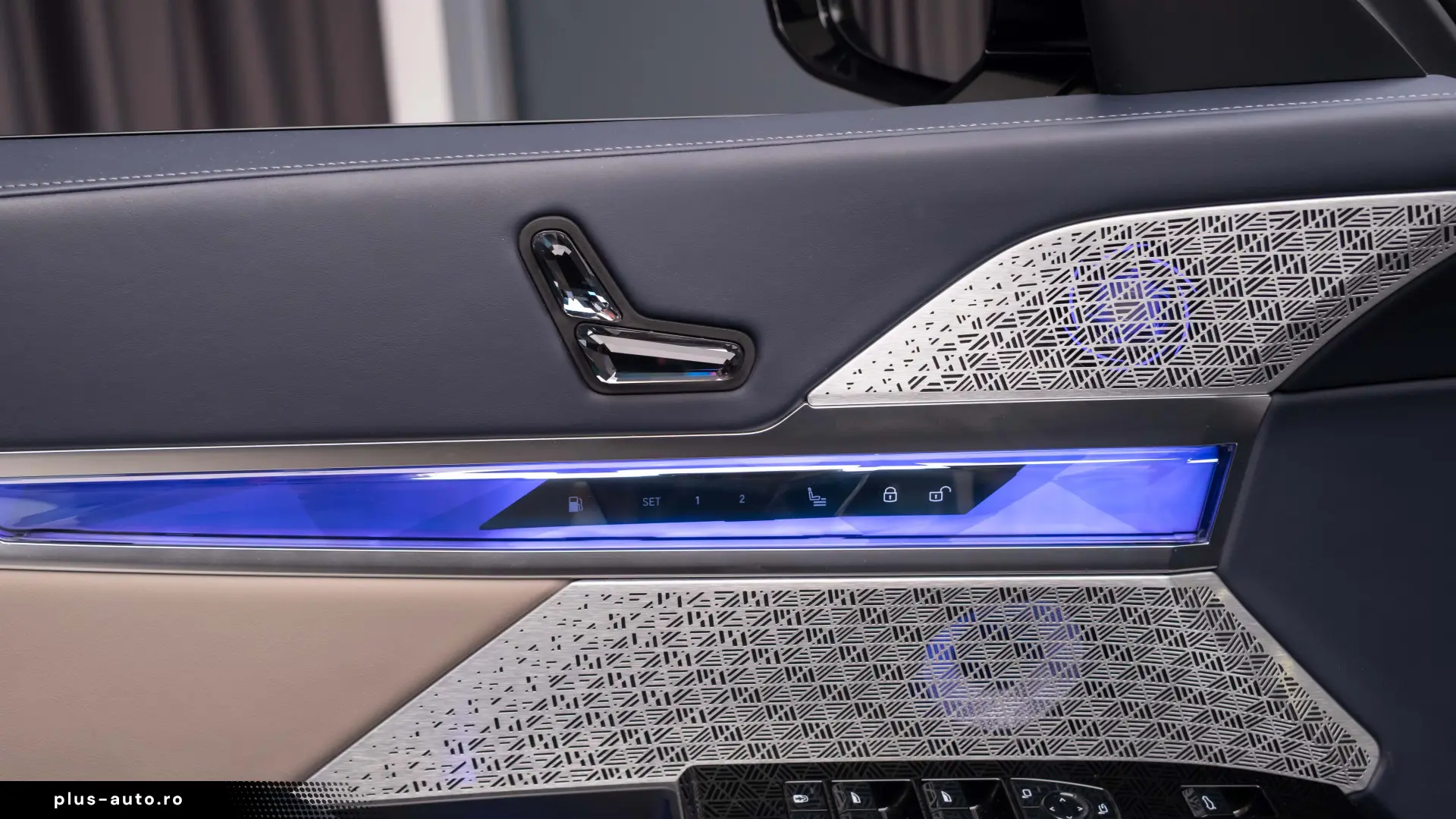 BMW M760e  HUD Pano Theatre  360 Stoc!!!