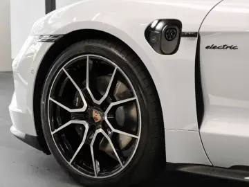 Porsche Taycan 4 Black Edition PANO SportDesign 2