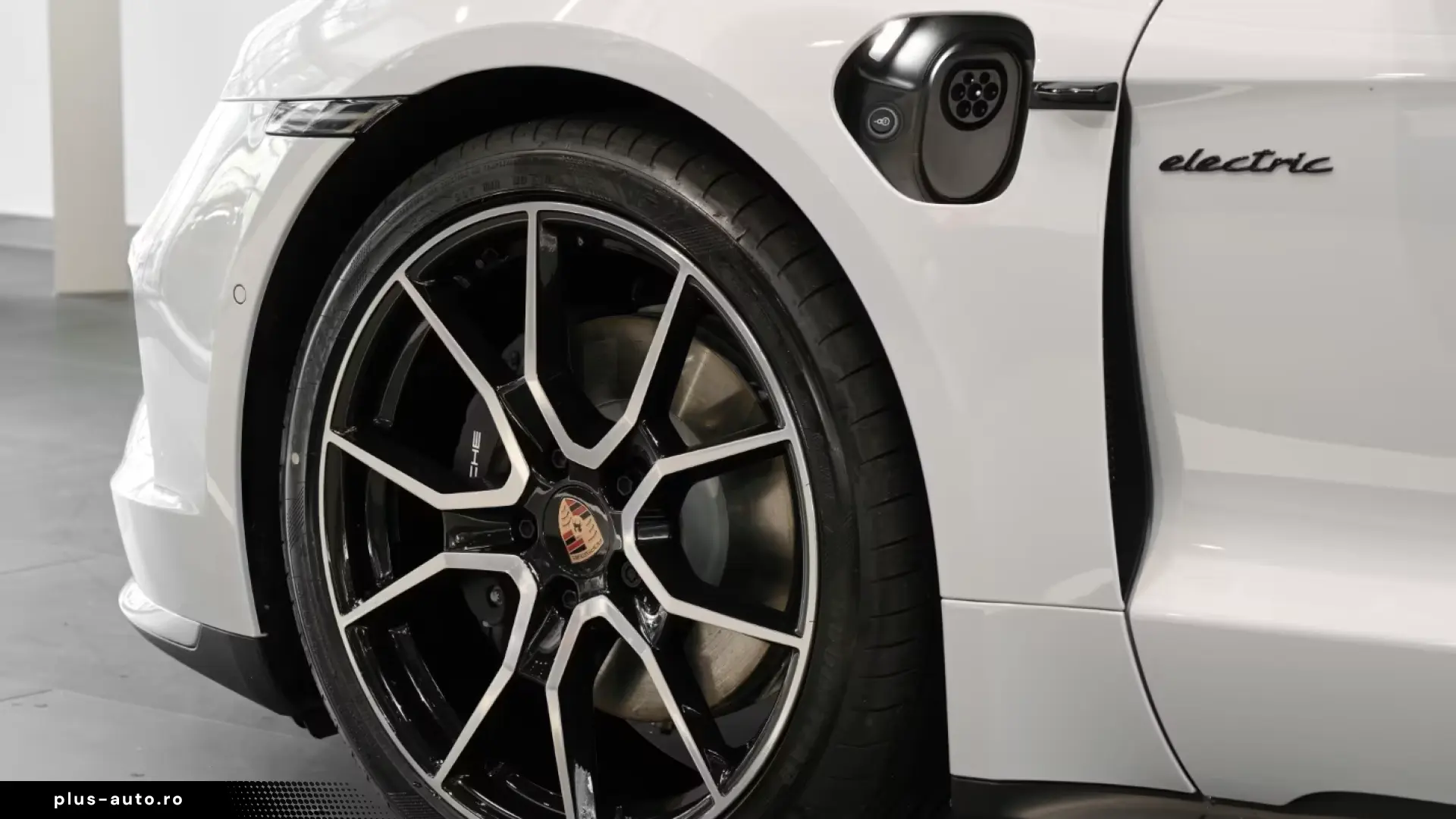 Porsche Taycan 4 Black Edition PANO SportDesign 2