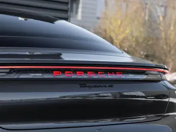 Porsche Taycan 4 Black Edition LED-Matrix Surround