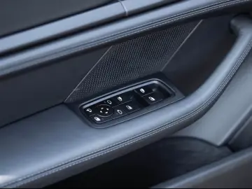 Porsche Taycan 4 Black Edition LED-Matrix Surround