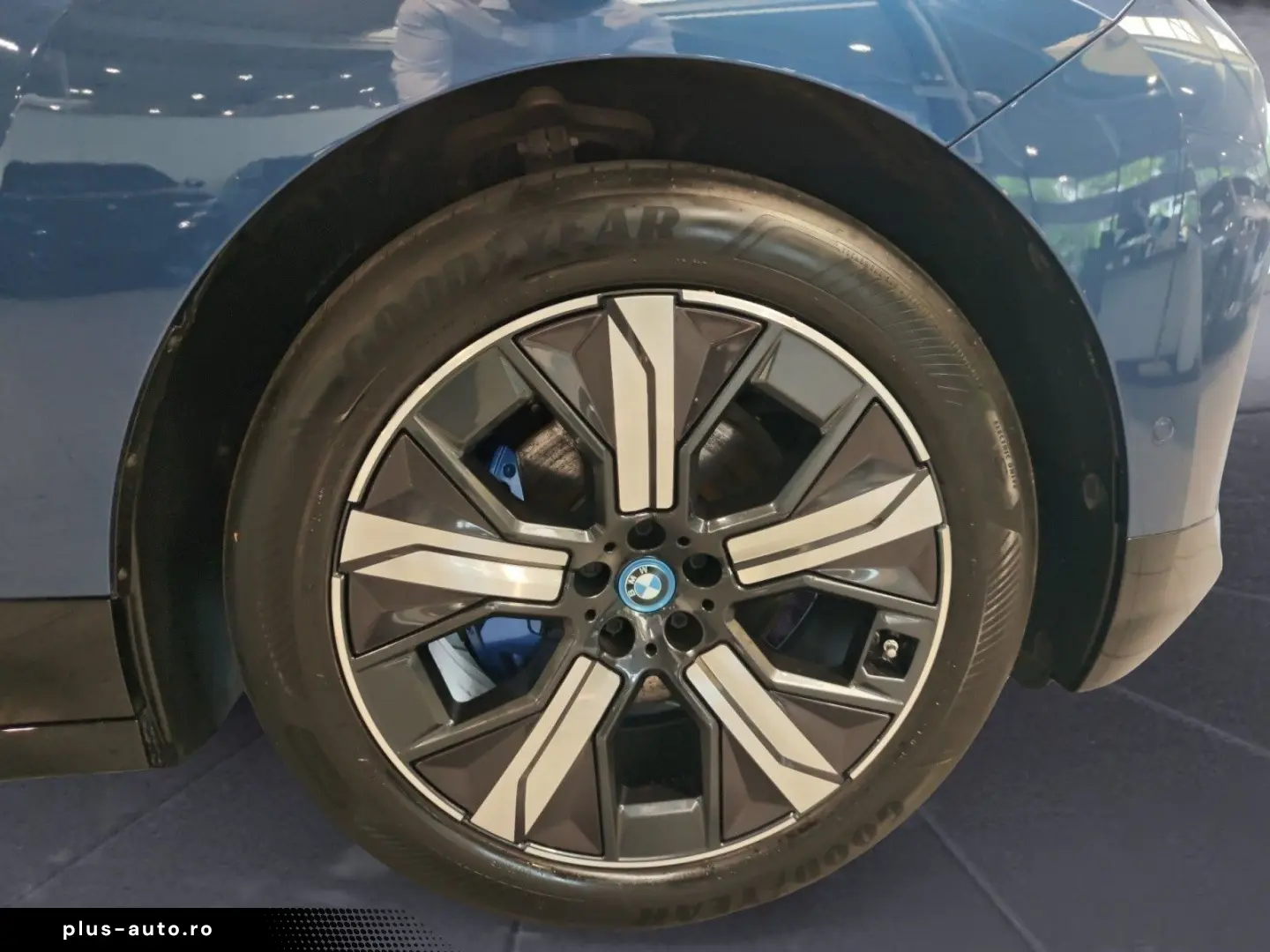 BMW iX xDrive40 AHK ACC Laserlicht