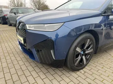 BMW iX xDrive50 HUD AHK Panoramadach Harman Kardon