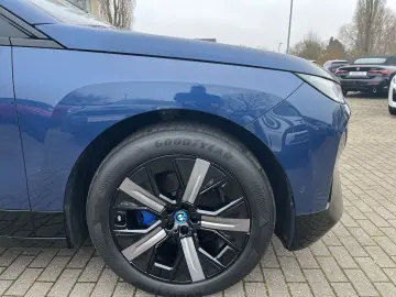BMW iX xDrive50 HUD AHK Panoramadach Harman Kardon