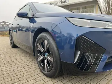 BMW iX xDrive50 HUD AHK Panoramadach Harman Kardon