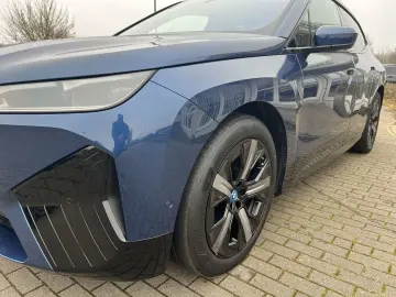 BMW iX xDrive50 HUD AHK Panoramadach Harman Kardon