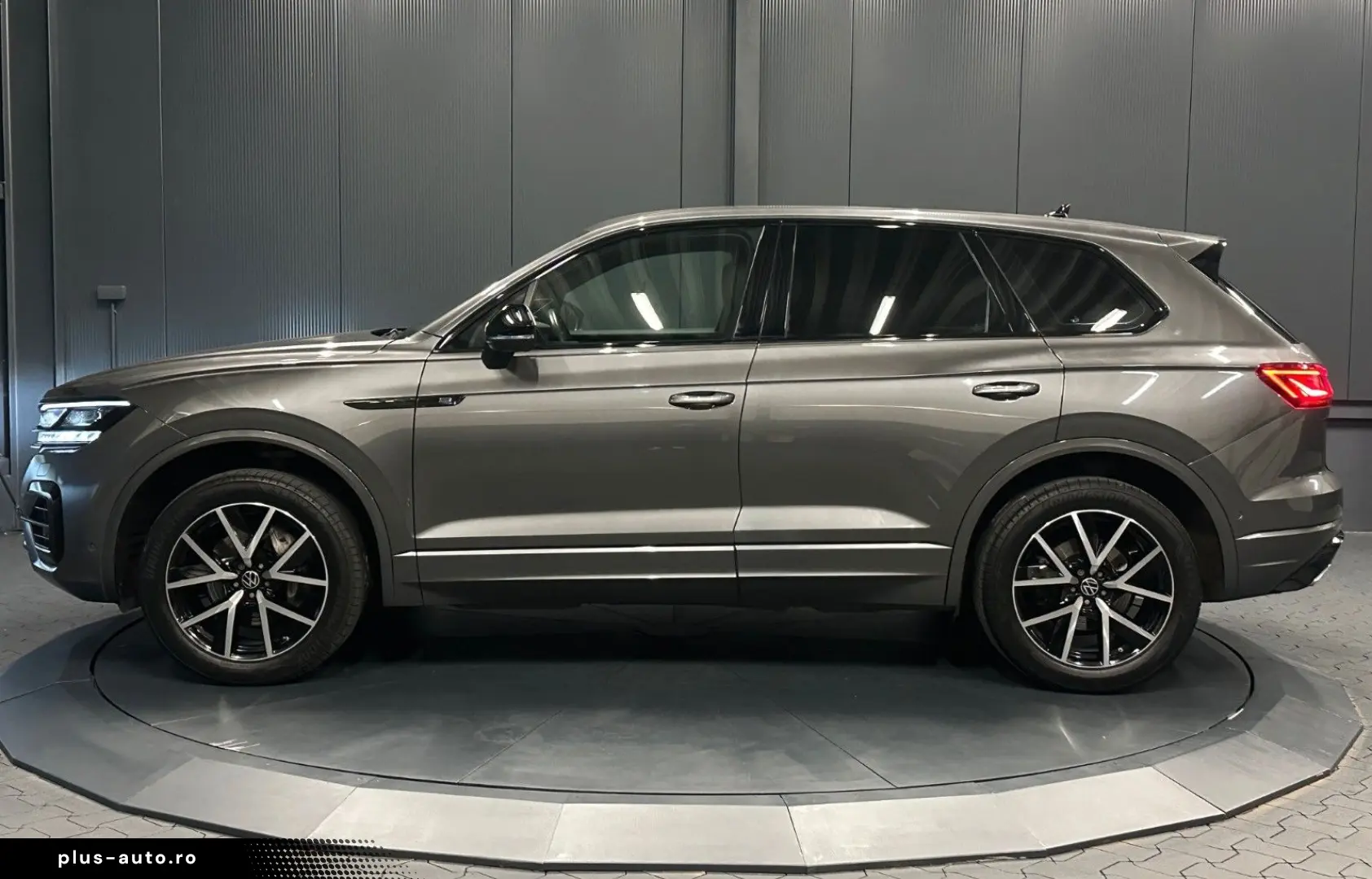 VW Touareg R-Line 4Motion Garantie 12 luni