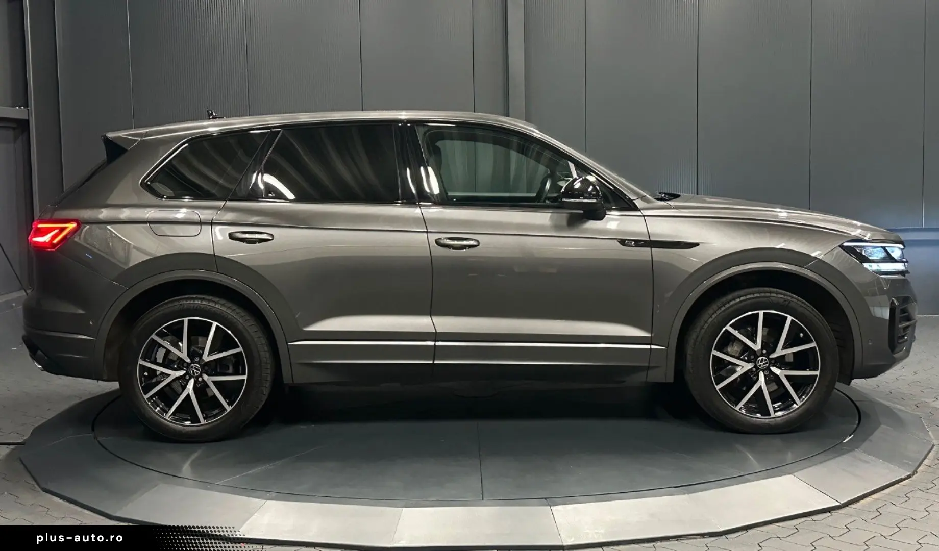 VW Touareg R-Line 4Motion Garantie 12 luni