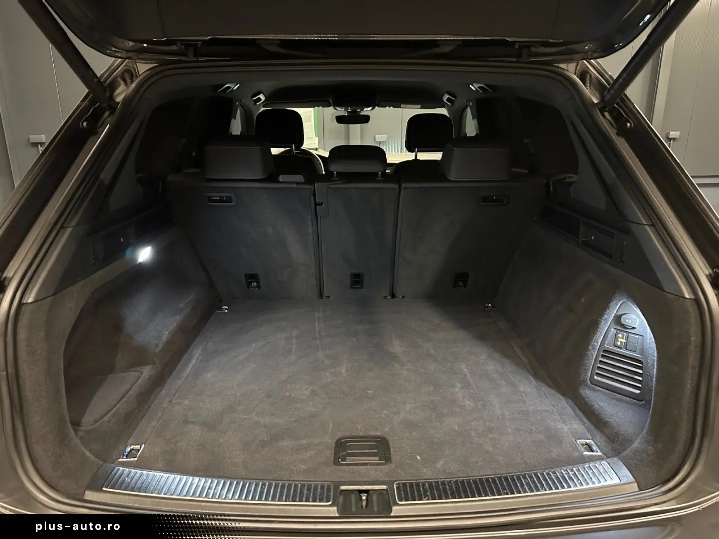 VW Touareg R-Line 4Motion Garantie 12 luni