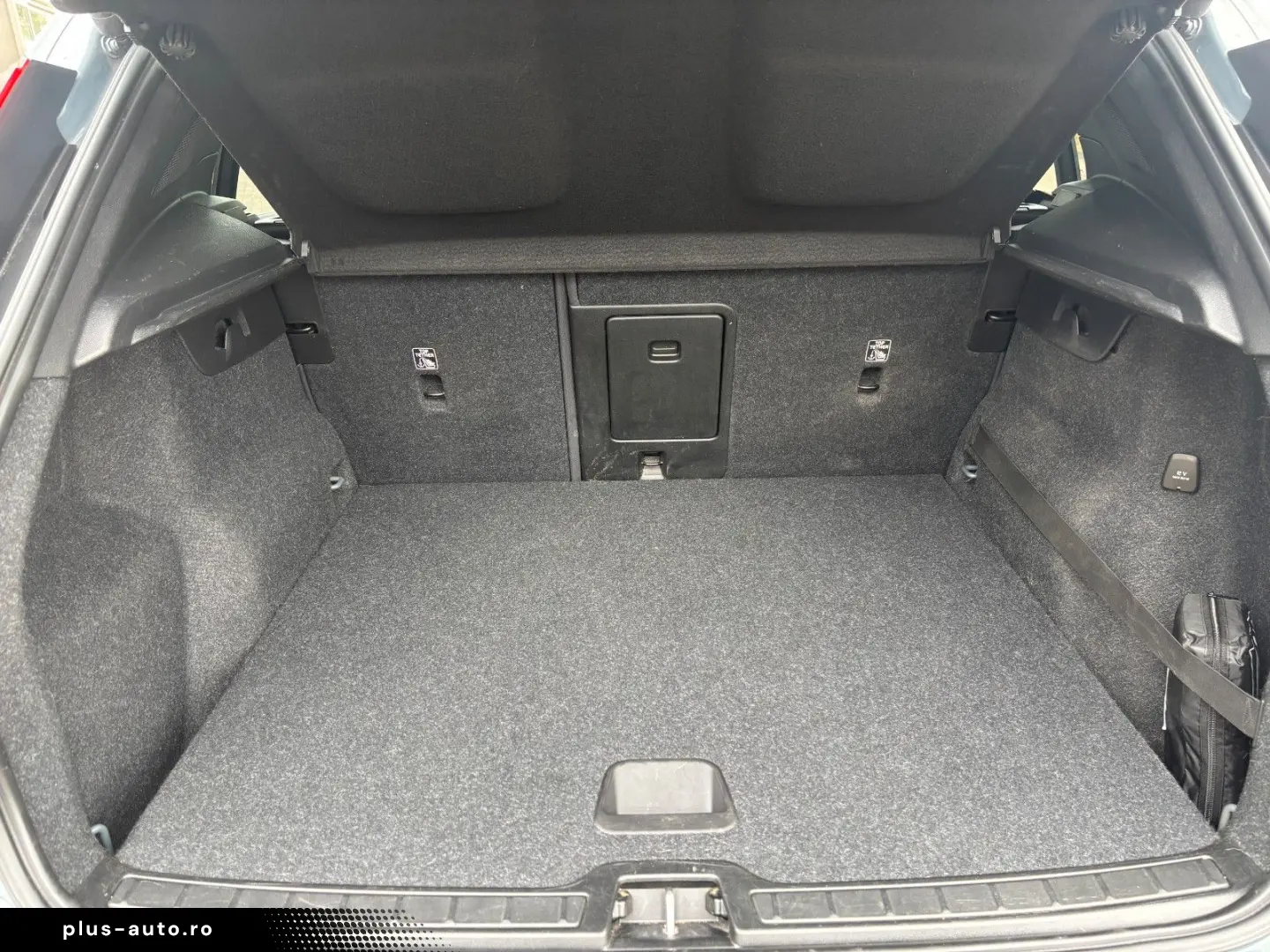 VOLVO XC40 B4 Momentum Pro Harman&Kardon