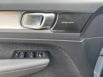VOLVO XC40 B4 Momentum Pro Harman&Kardon