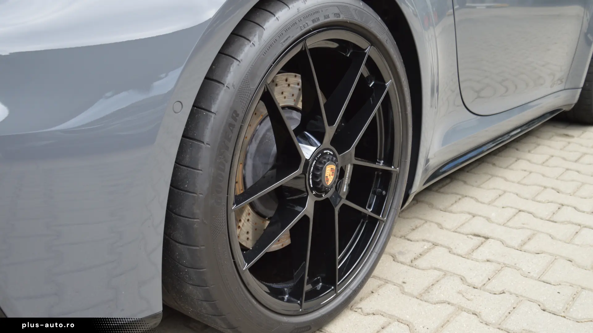 PORSCHE 911 TARGA 4 GTS