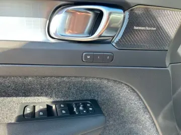 Volvo XC40 B4 DKG ULTRA DARK