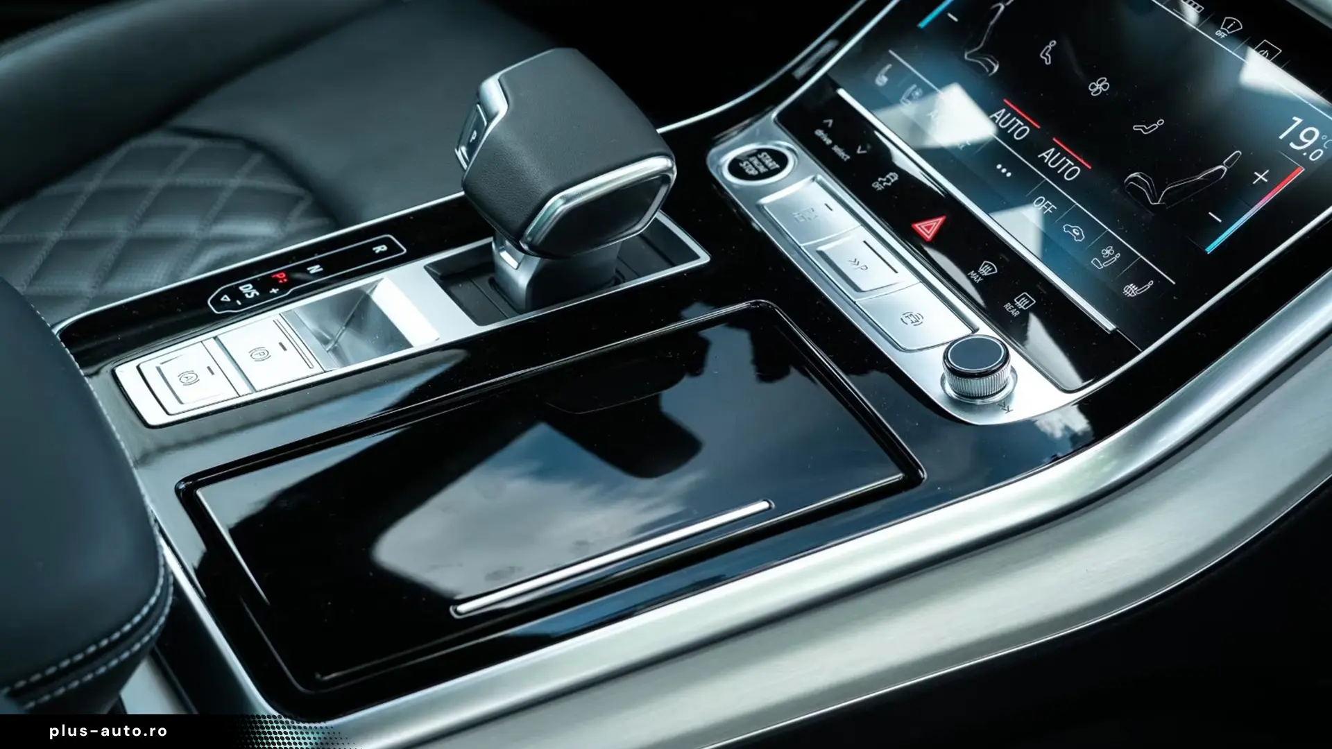 Audi Q8 55 TFSIe Quattro S-Line   Finanțare Leasing