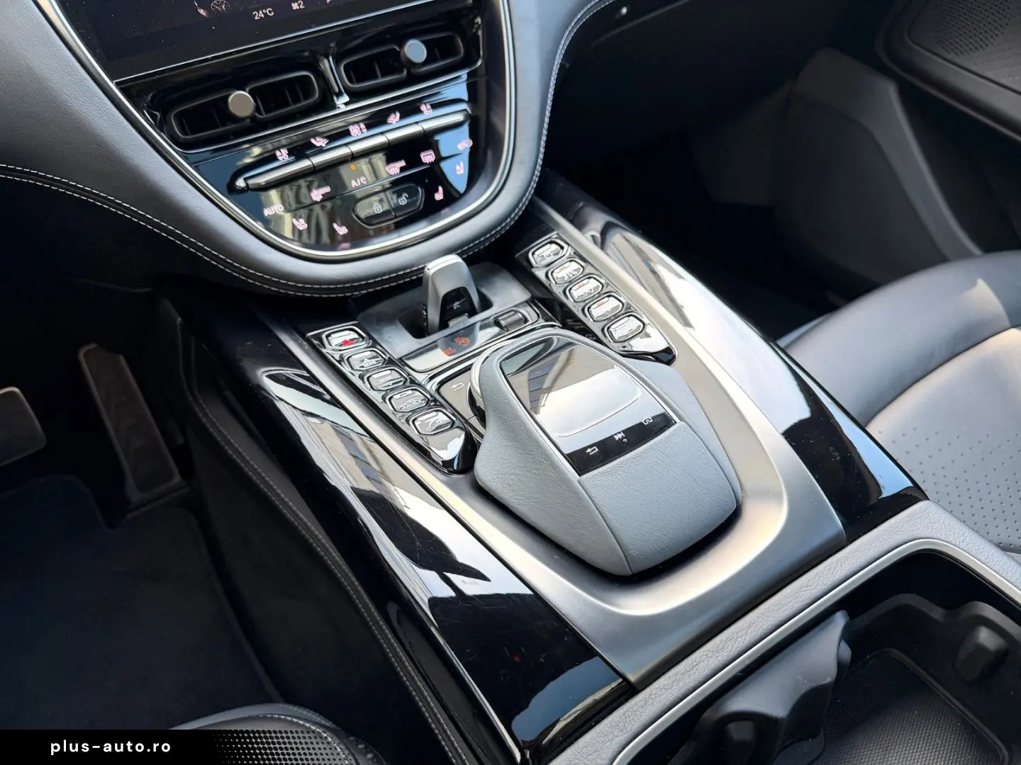 ASTON MARTIN DBX NEWSERVICE Panorama Premium AudioSystem