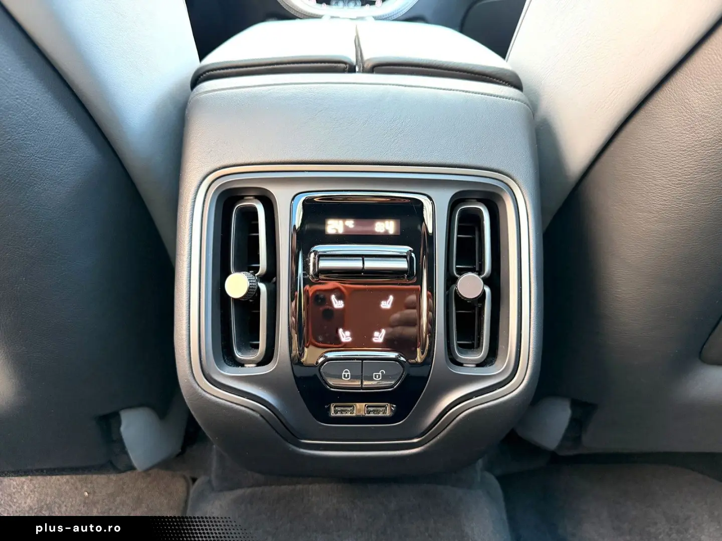 ASTON MARTIN DBX NEWSERVICE Panorama Premium AudioSystem