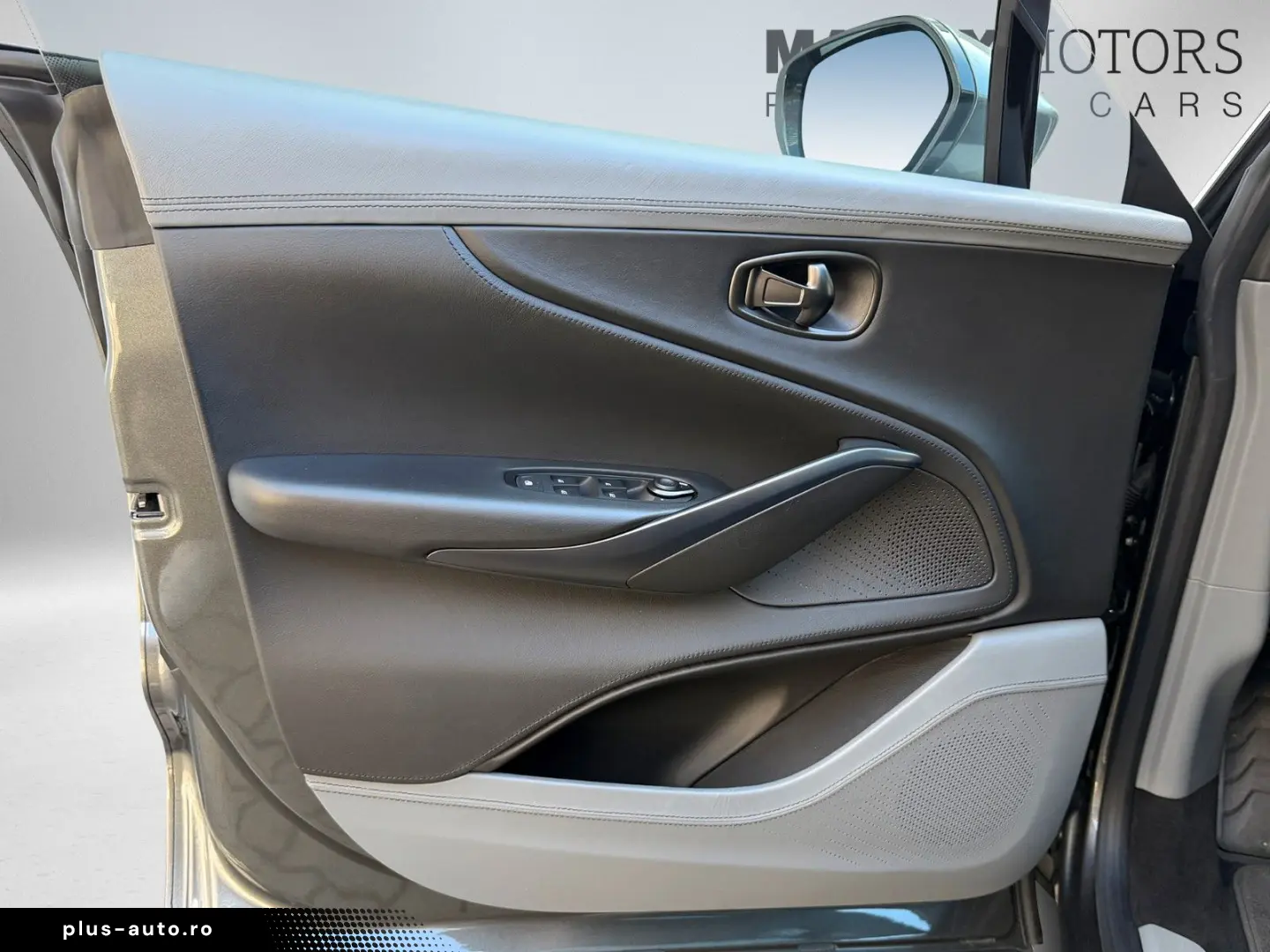 ASTON MARTIN DBX NEWSERVICE Panorama Premium AudioSystem