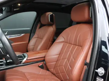 BMW 750e xDrive M Sport Fond Theater