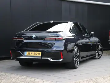 BMW 750e xDrive M Sport Fond Theater