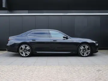 BMW 750e xDrive M Sport Fond Theater