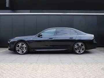 BMW 750e xDrive M Sport Fond Theater