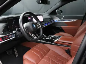 BMW 750e xDrive M Sport Fond Theater