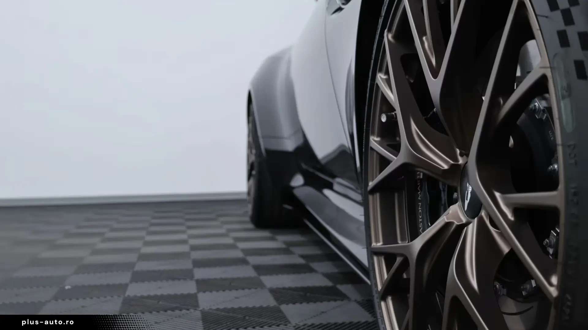 Aston Martin DB12 Volante