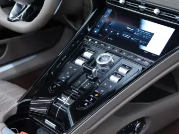 Aston Martin DB12 Volante