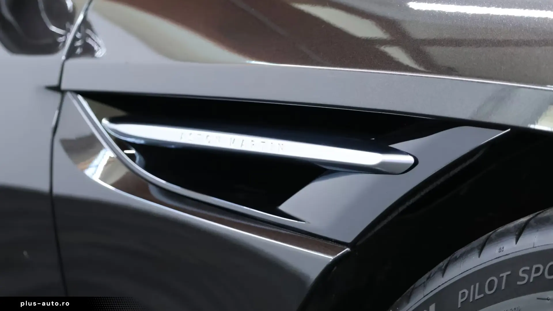 Aston Martin DB12 Volante