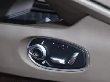 Aston Martin DB12 Volante