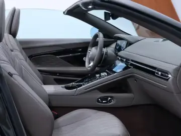 Aston Martin DB12 Volante