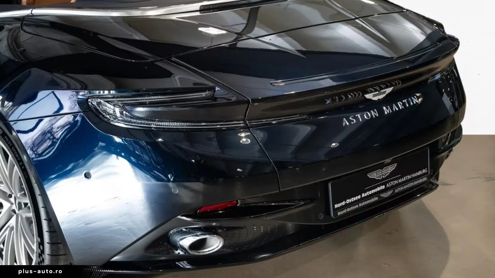 Aston Martin DB12 Volante