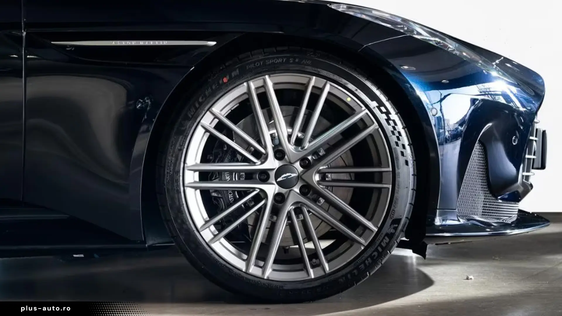 Aston Martin DB12 Volante