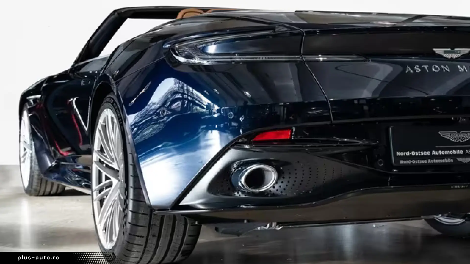 Aston Martin DB12 Volante