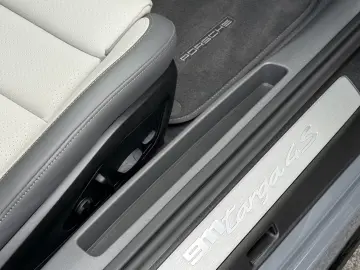 Porsche 992 911 Targa 4S HD-MATRIX BOSE SPORTDESIGN