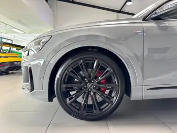 Audi Q8 50 TDI Q. S-LINE INDIVIDUAL CARBON B&O AHK 23