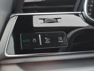 AUDI SQ8 TFSI quattro tiptr. PANO AHK STANDHEIZ HEAD