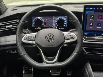 VW Tiguan R-Line 1.5 TSI eHybrid   MATRIX NAVI PANO