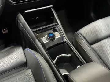 VW Tiguan R-Line 1.5 TSI eHybrid   MATRIX NAVI PANO